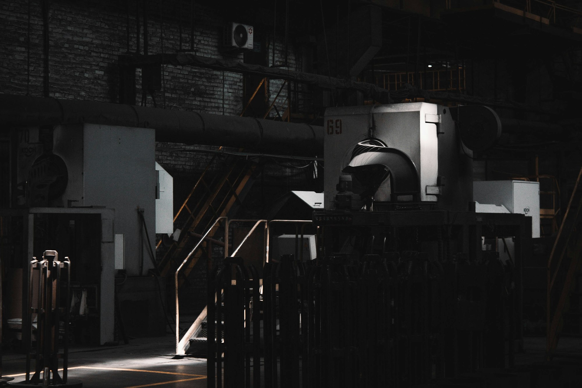 Intérieur d’usine, machinerie industrielle dans un éclairage sobre