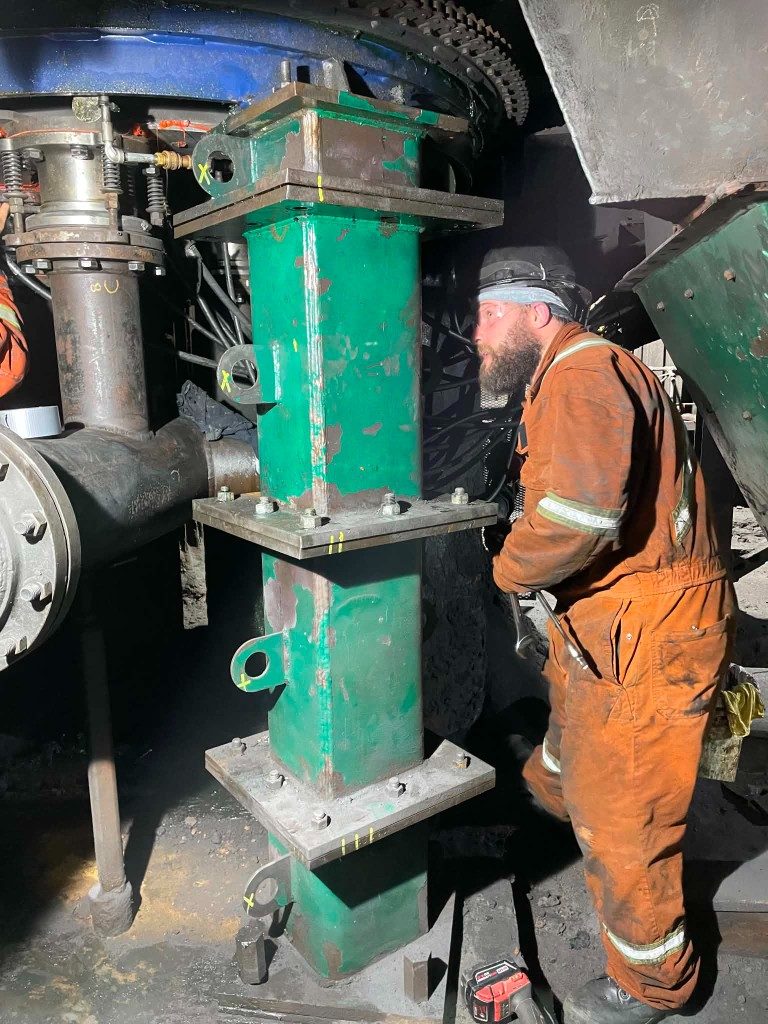 Mécanicien inspectant un équipement en usine